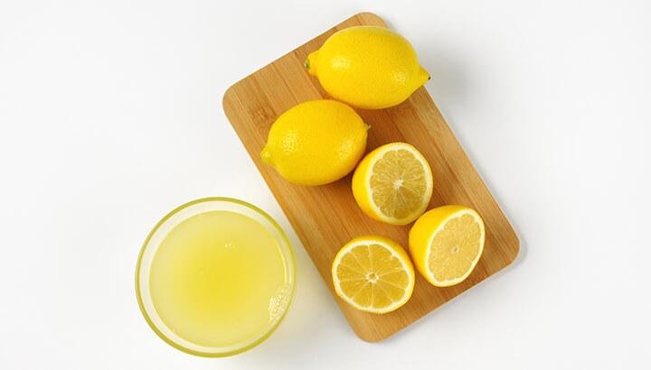 https://www.thealternativedaily.com/wp-content/uploads/2017/08/Applying-lemon-juice-to-hair-and-sitting-in-the-sun-will-lighten-color-naturally.jpg