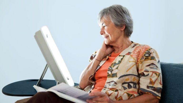 Light Therapy for Alzheimer’s Shows Promise for Sleep and Behavior Issues